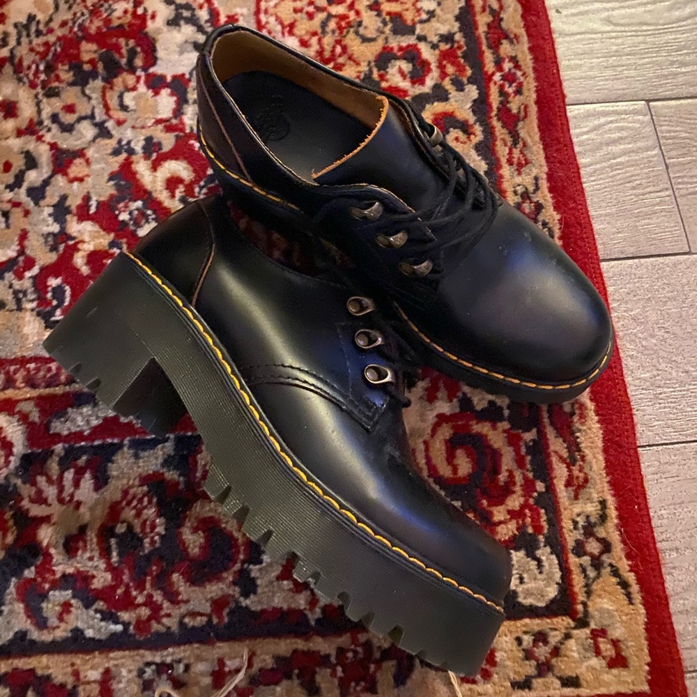 Doc martens platform only worn 3/4 times! excellent condition